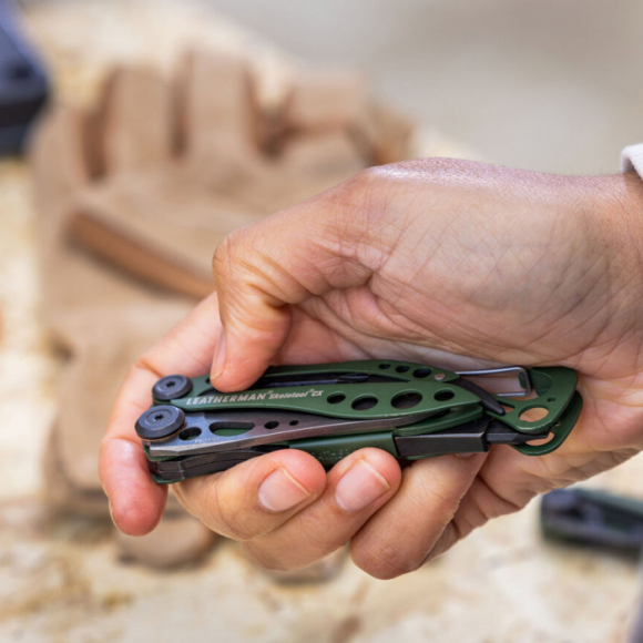 Мультитул с плоскогубцами и инструментами LEATHERMAN Skeletool CX Guava (Multi-tool)