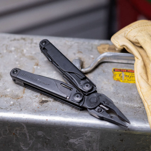 Мультитул с плоскогубцами и инструментами LEATHERMAN Surge Black (Multi-Tool)