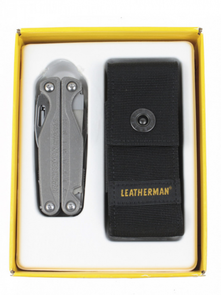 Мультитул из титана с плоскогубцами LEATHERMAN Charge Plus TTI