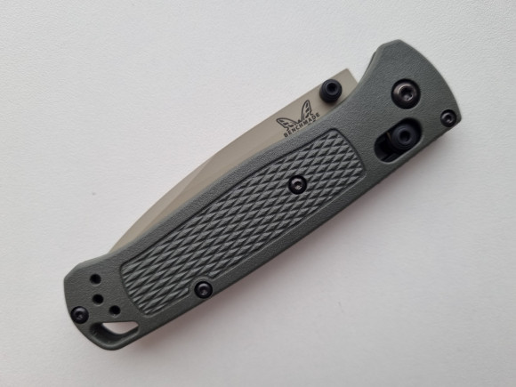 Нож складной BENCHMADE Bugout, Grivory Olive, S30V клинок черн. P 8,2 см